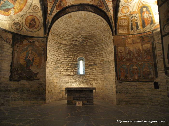 INTERIOR DEL TEMPLO HACIA LA CABECERA
